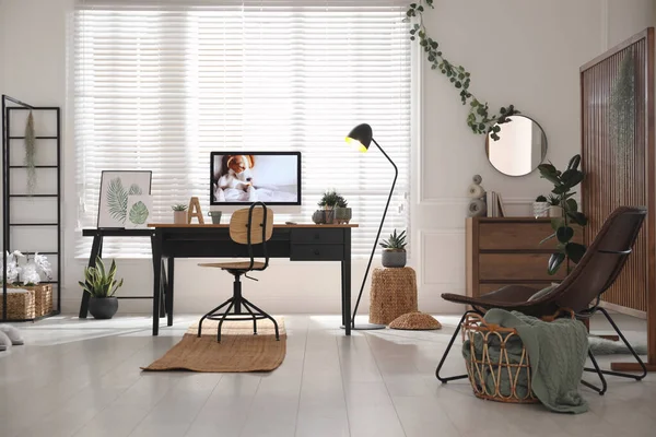 Intérieur Élégant Bureau Domicile Avec Lieu Travail Confortable — Photo