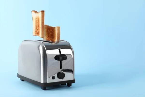 Brotscheiben Die Aus Einem Modernen Toaster Auf Hellblauem Hintergrund Auftauchen — Stockfoto