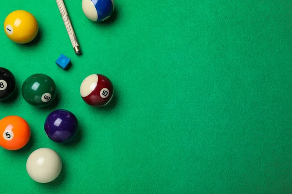 Mão do homem jogando sinuca no bar com bola de snooker