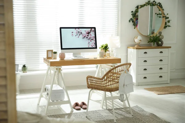 Intérieur Élégant Bureau Domicile Avec Lieu Travail Confortable — Photo