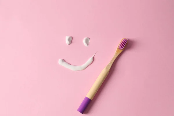 Faccia Divertente Fatta Con Dentifricio Spazzola Sfondo Rosa Posa Piatta — Foto Stock