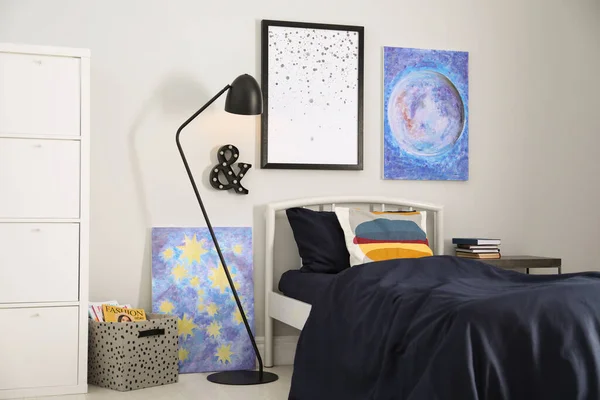 床与新鲜的亚麻布在时尚的房间里 室内设计 — 图库照片