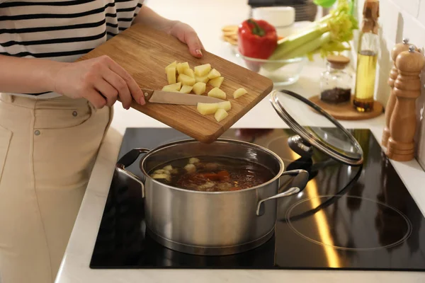 Krumplit Tesz Fazékba Hogy Bouillont Csináljon Konyhában Közelről Házi Készítésű — Stock Fotó