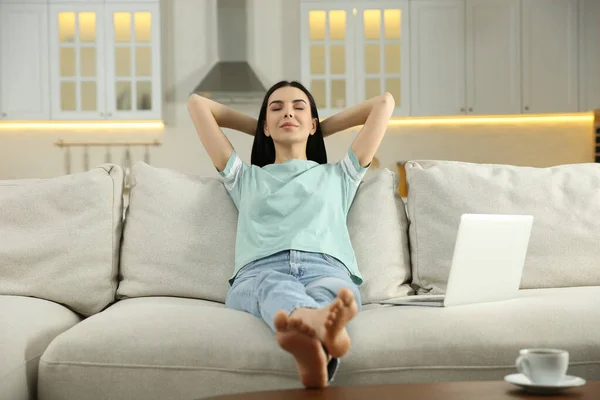 Junge Frau Entspannt Auf Sofa Hause — Stockfoto