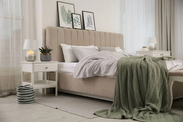 Bett Mit Stilvoller Grauer Bettwäsche Der Nähe Der Weißen Wand — Stockfoto