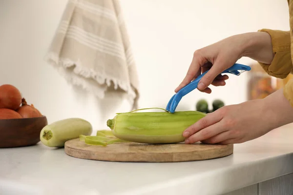 Mujer Pelando Calabacín Mostrador Cocina Primer Plano Preparación Hortalizas — Foto de Stock