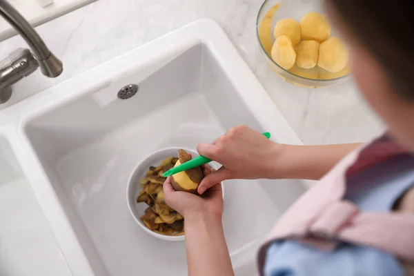 Mujer Pelando Patatas Cerca Del Fregadero Cocina Primer Plano Preparación — Foto de Stock