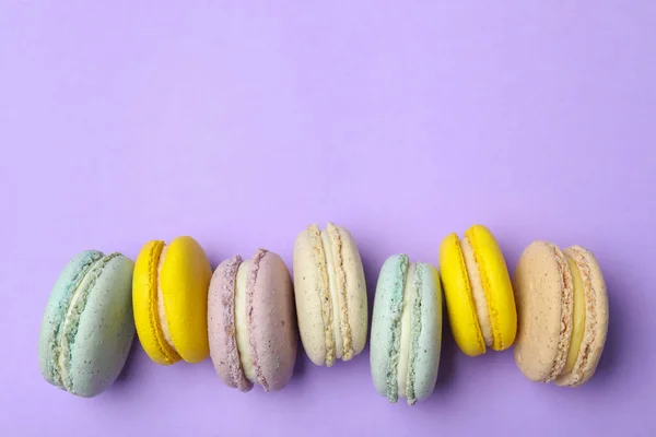 Deliciosos Macarons Coloridos Fundo Violeta Flat Lay Espaço Para Texto — Fotografia de Stock