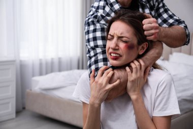 Adam korkmuş kadını yatak odasında taciz ediyor, mesaj atmak için yer açıyor. Aile içi şiddet