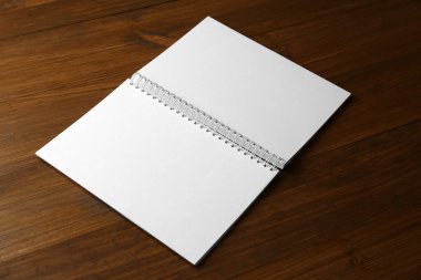 Tahta masadaki boş kağıt broşürü. Tasarım için model