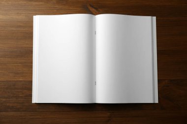 Ahşap masanın üstünde boş bir broşür aç. Tasarım için model