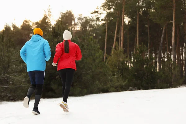 Menschen Laufen Winterwald Rückansicht Sport Freien — Stockfoto