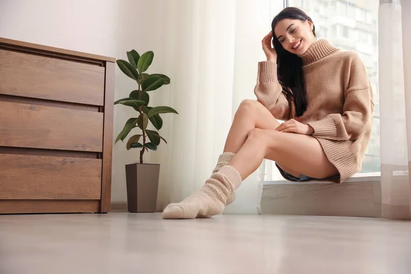 Mujer Suéter Caliente Sentada Cerca Ventana Casa Calefacción Por Suelo — Foto de Stock