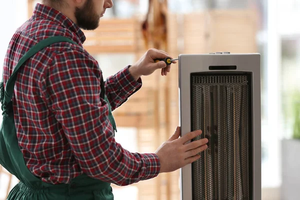 Professioneller Techniker Repariert Elektrische Ultraheizung Mit Schraubenzieher Drinnen Nahaufnahme — Stockfoto