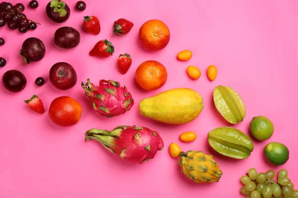 Muitas Frutas Exóticas Deliciosas Diferentes Fundo Rosa Flat Lay — Fotografia de Stock