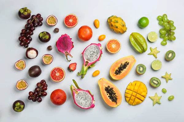 Muchas Frutas Exóticas Deliciosas Diferentes Fondo Claro Puesta Plana — Foto de Stock