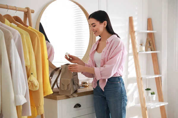 Mujer Joven Empacando Mochila Para Día Trabajo Casa Rutina Matinal — Foto de Stock