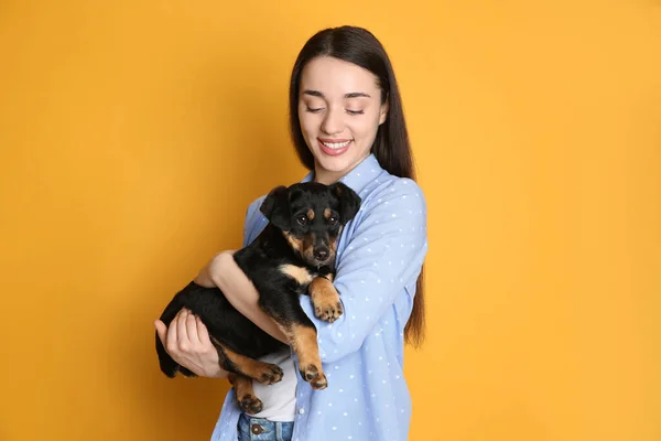 Jovem Com Filhote Cachorro Bonito Fundo Amarelo — Fotografia de Stock