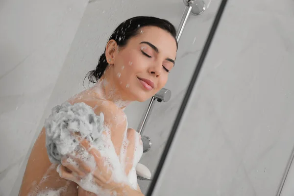Młoda Kobieta Siateczką Bierze Prysznic Domu — Zdjęcie stockowe