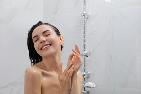 Belle Jeune Femme Prenant Une Douche Maison — Photo