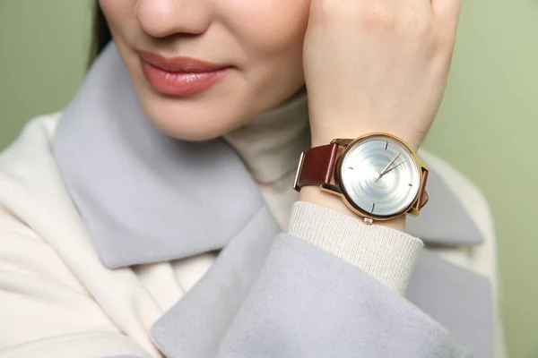 Frau Mit Luxus Armbanduhr Auf Grünem Hintergrund Nahaufnahme — Stockfoto