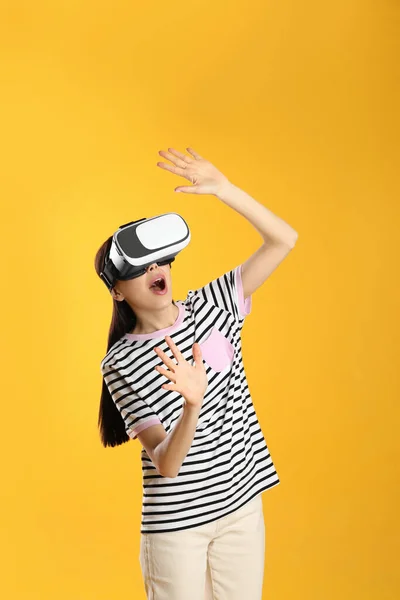 Mulher Usando Fone Ouvido Realidade Virtual Fundo Amarelo — Fotografia de Stock