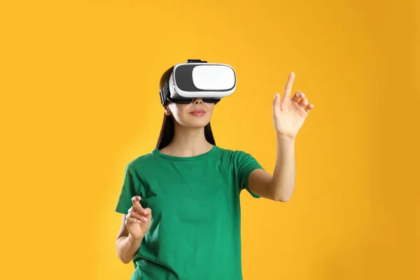 Mulher Usando Fone Ouvido Realidade Virtual Fundo Amarelo — Fotografia de Stock