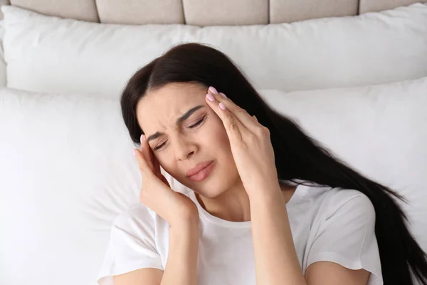 Yatakta Migrenden Muzdarip Genç Bir Kadın — Stok fotoğraf