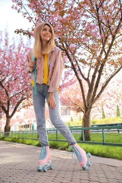 Mujer Joven Patinaje Sobre Ruedas Parque Primavera —  Fotos de Stock