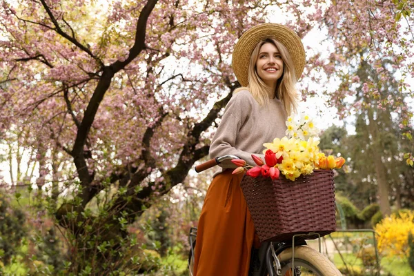 Mulher Jovem Bonita Com Bicicleta Flores Parque Dia Primavera Agradável — Fotografia de Stock
