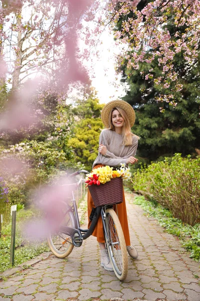 Mulher Jovem Bonita Com Bicicleta Flores Parque Dia Primavera Agradável — Fotografia de Stock