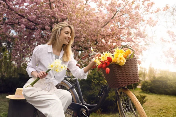 Schöne Junge Frau Mit Fahrrad Und Blumen Park Einem Angenehmen — Stockfoto
