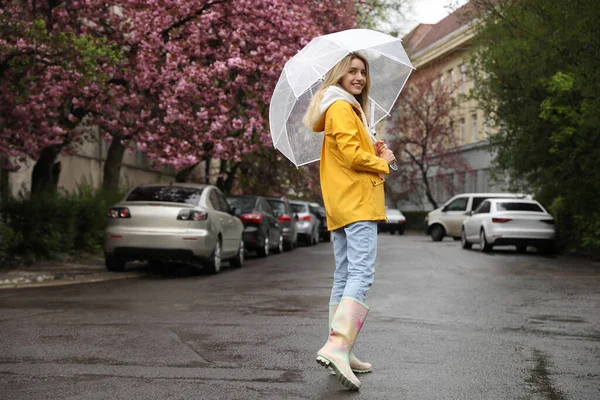 Mujer Joven Con Paraguas Caminando Día Primavera —  Fotos de Stock
