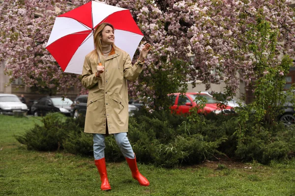 Ung Kvinna Med Paraply Parken Vårdagen — Stockfoto