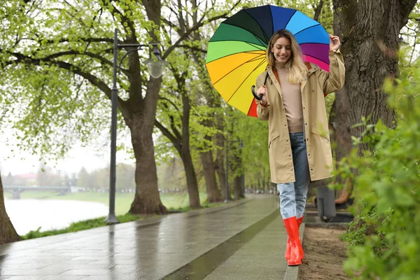 Ung Kvinna Med Paraply Promenader Parken Vårdagen — Stockfoto