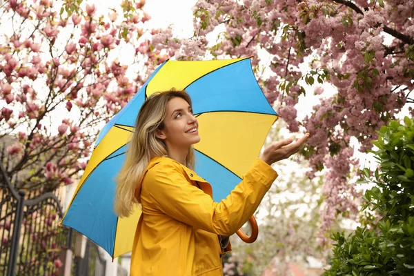 Young Woman Umbrella Park Spring Day — Stock Photo, Image