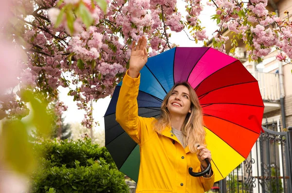 Ung Kvinna Med Paraply Parken Vårdagen — Stockfoto