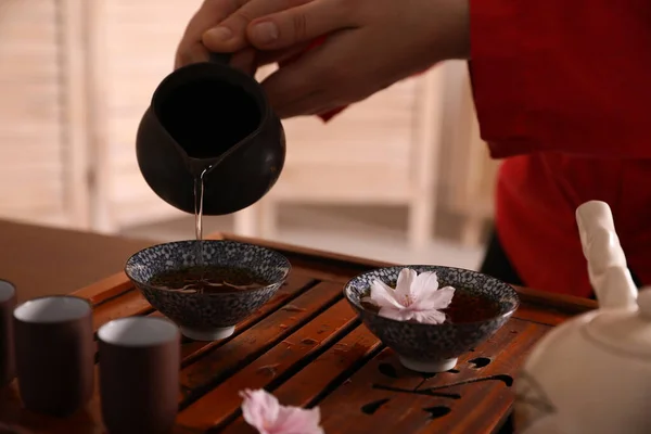 Meister Führt Traditionelle Teezeremonie Tisch Durch Nahaufnahme — Stockfoto