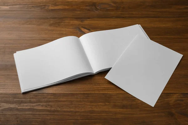 Papier Blanco Brochure Houten Tafel Mockup Voor Ontwerp — Stockfoto