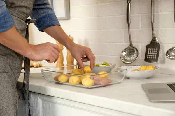 Adam Mutfakta Dizüstü Bilgisayarla Yemek Kursunu Izlerken Yemek Hazırlıyor — Stok fotoğraf
