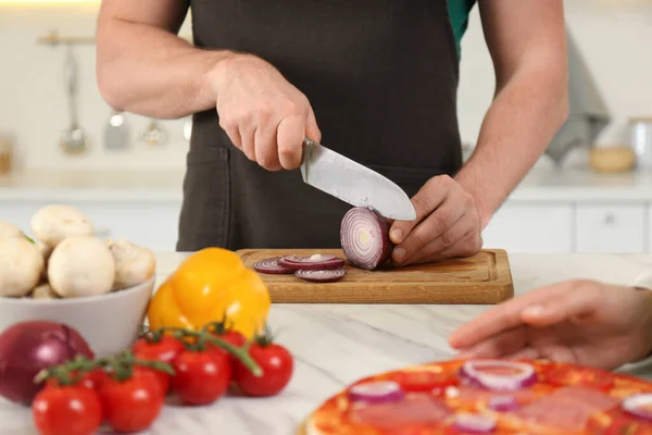 Hombre Cortando Cebolla Cerca Mujer Cocina Primer Plano Cocinar Juntos —  Fotos de Stock