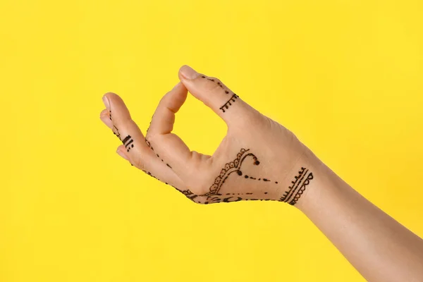 Kvinna Med Henna Tatuering Handen Mot Gul Bakgrund Närbild Traditionell — Stockfoto
