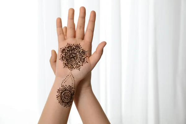Kleines Mädchen Mit Henna Tätowierung Auf Der Handfläche Nahaufnahme Und — Stockfoto
