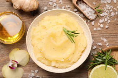 Tahta masadaki vücut fırçasıyla düz bir kompozisyon.