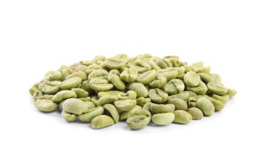 Beyaza izole edilmiş yeşil kahve çekirdeği yığını.
