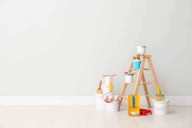 Dekoratörün alet edevat takımı ve boyaları kapalı alandaki ışık duvarının yanında. Metin için boşluk