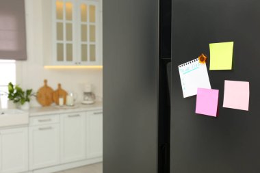 Liste yapmak ve mutfaktaki buzdolabına yapışkan notlar yazmak için. Metin için boşluk