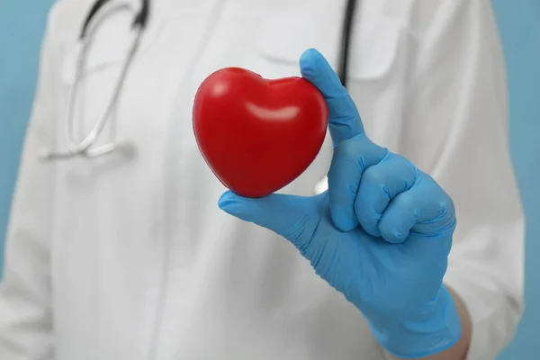Médico Segurando Coração Vermelho Fundo Azul Claro Close — Fotografia de Stock