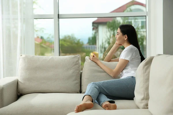 Junge Frau Mit Tasse Kaffee Entspannt Auf Sofa Hause Platz — Stockfoto