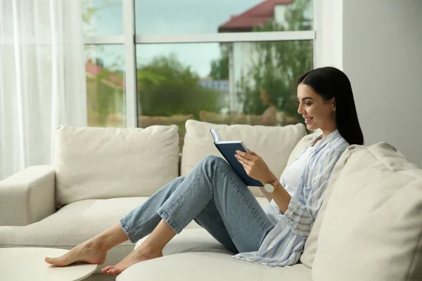 Junge Frau Liest Buch Auf Sofa Hause Platz Für Text — Stockfoto